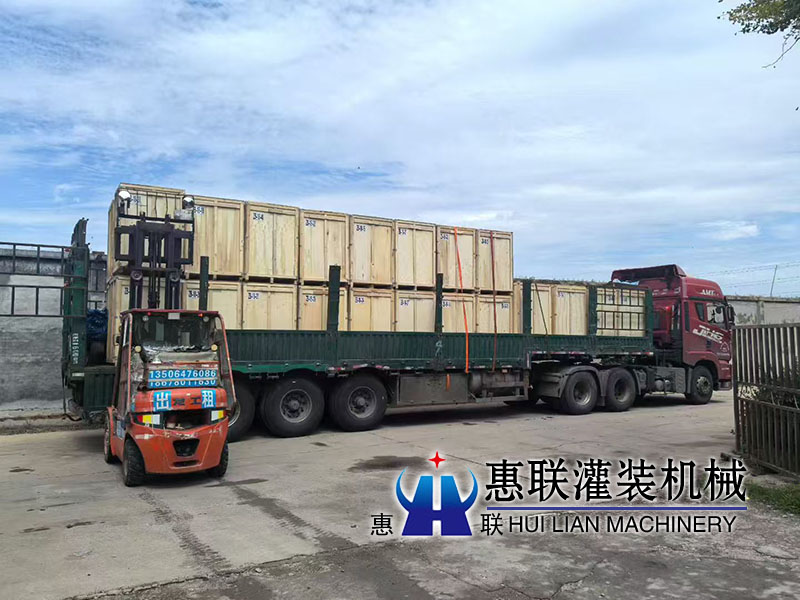 81臺小型灌裝機出口裝箱